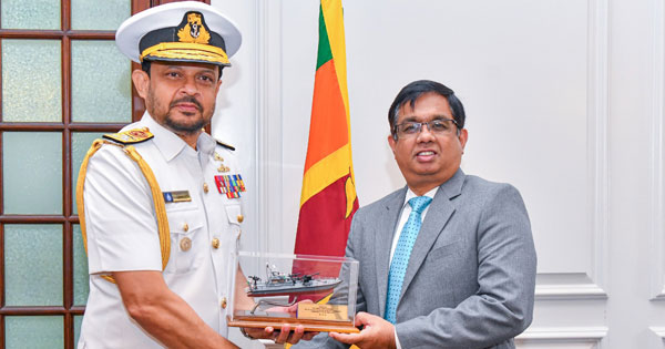නව නාවික හමුදාපති ජනාධිපති ලේකම් හමුවෙයි