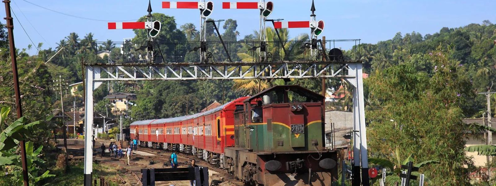 COLOMBO (News 1st) - Train services between Rambukkana and Peradeniya on the Upcountry Railway Line have been…