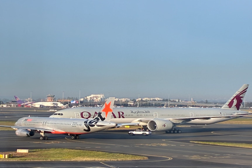 Jetstar, Qatar Airways planes narrowly avoid collision at Sydney Airport
