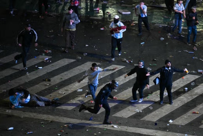 Angry Argentina fans clash with police in Buenos Aires