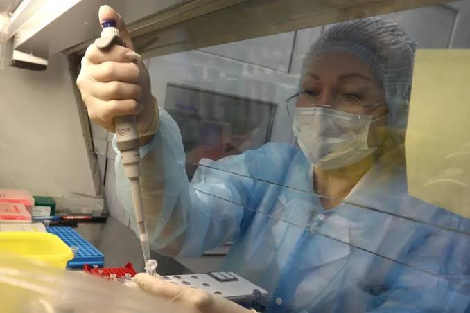 Russia quarantines about 200 after lab worker dies in suspected plague case